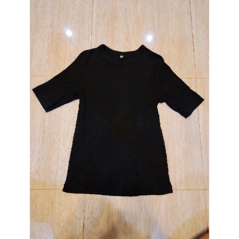 เสื้อสีดำแบรนด์ uniqlo รัดรูป