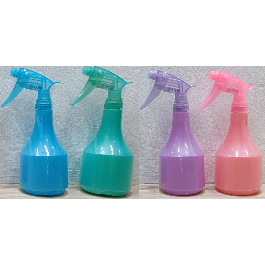 ฟ็อกกี้ กระบอกฉีดน้ำพลาสติก  550 ml (มี2รุ่น ลายดอกไม้ สีแดง/น้ำเงิน และ สีพาสเทล)