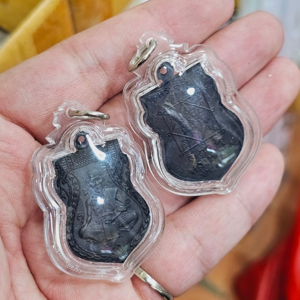 เหรียญหลวงพ่อจง วัดหน้าต่างนอก ปี 2485 เป็นเหรียญที่ระลึก เลี่ยมกรอบกันน้ำอย่างดีเกรดพรีเมี่ยม