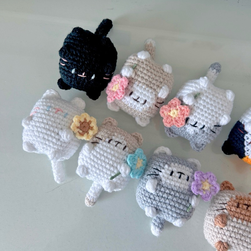 พวงกุญแจตุ๊กตาไหมพรมแมว น้องแมวอ้วนถือดอกไม้🐈🌸 - รูปที่ 2