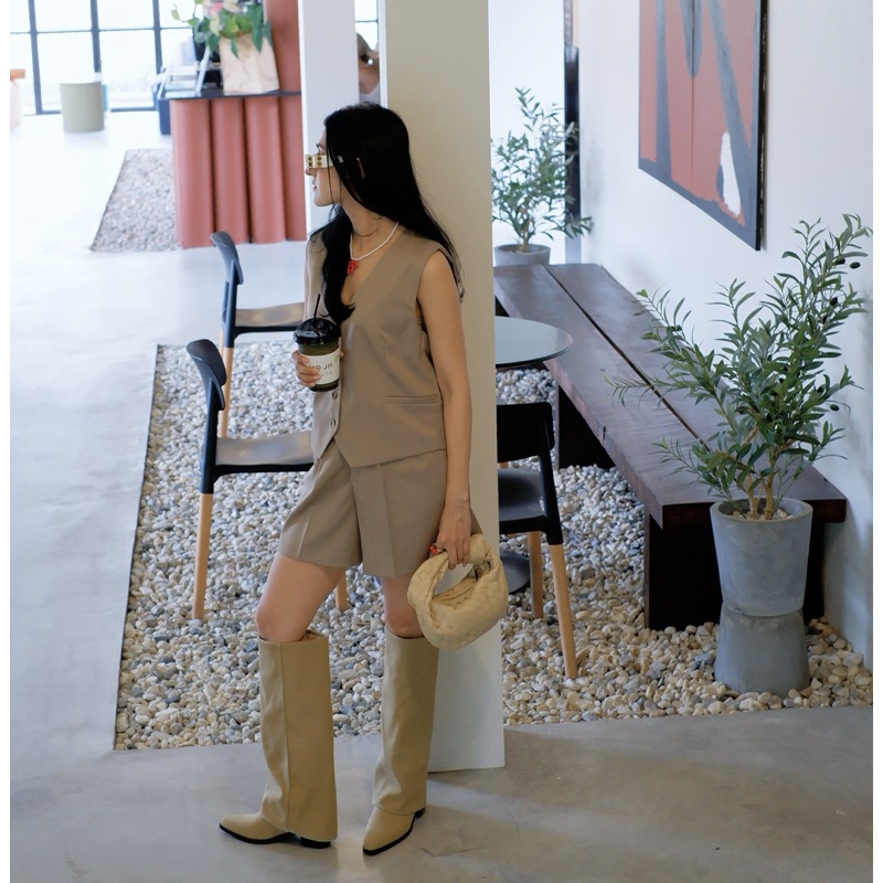 #รองเท้าพร้อมส่ง รองเท้าบูททรงยาวใส่แล้วขาเรียวไม่ตัน โทนสีขับผิว