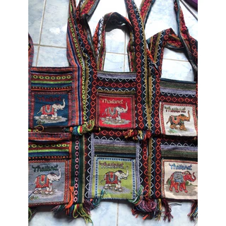 ย่ามสะพายข้าง9*9นิ้วมีซิปมีซัปใน1ชุดมี20ใบราคา720บาท คละลาย