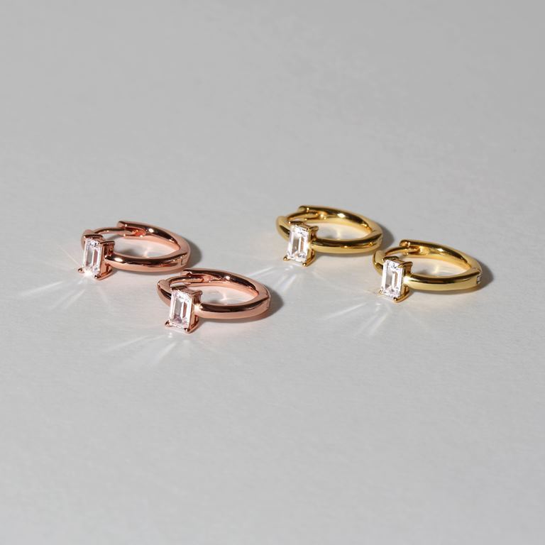 [ส่งด่วนฟรี]SWAN - Baguette Huggie Earring ต่างหูห่วงเงินแท้ ฝังเพชรคิวบิกเซอร์โคเนีย