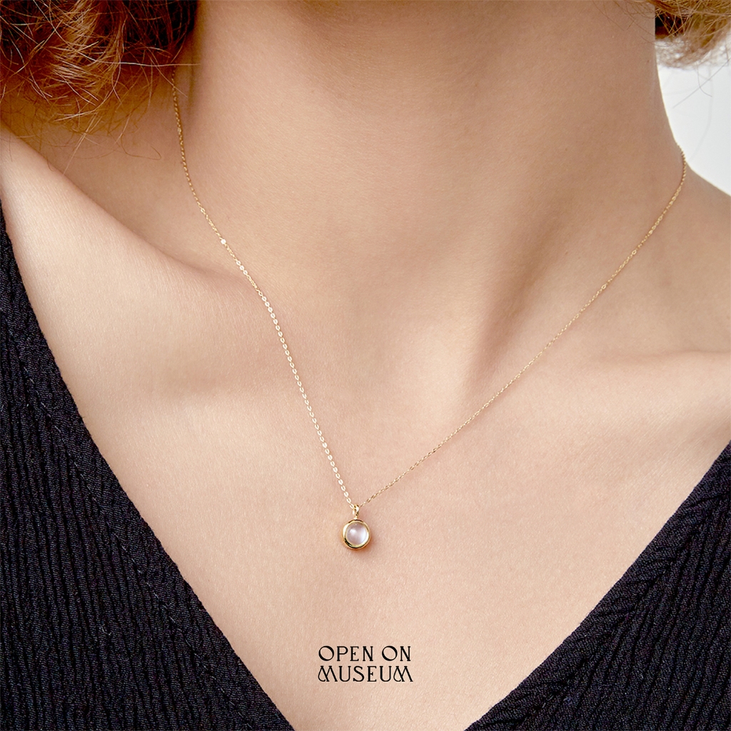 [Open on Museum] Girl and White Moon Necklace สร้อยคอเงินแท้ประดับด้วยพลอยมูนสโตน