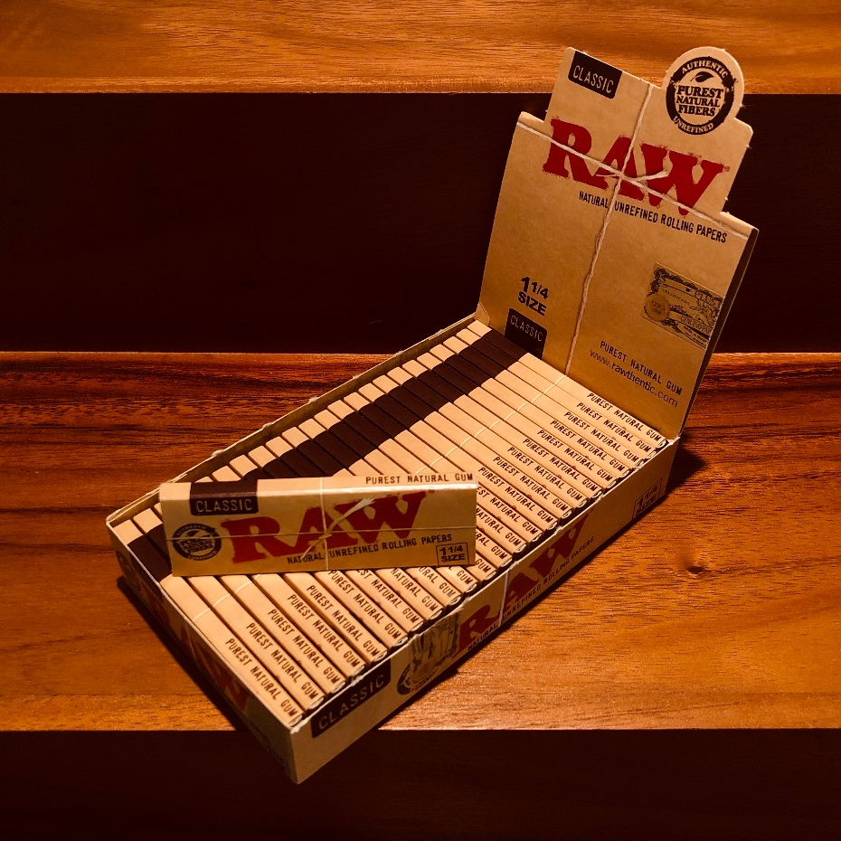 กระดาษโรล ยกกล่อง RAW รุ่น Classic ขนาด 1¼ ยาว 79 มม. จำนวน 24 เล่ม/กล่อง ไร้สารเคมี ไม่ผ่านการฟอกสี ของแท้ 100%