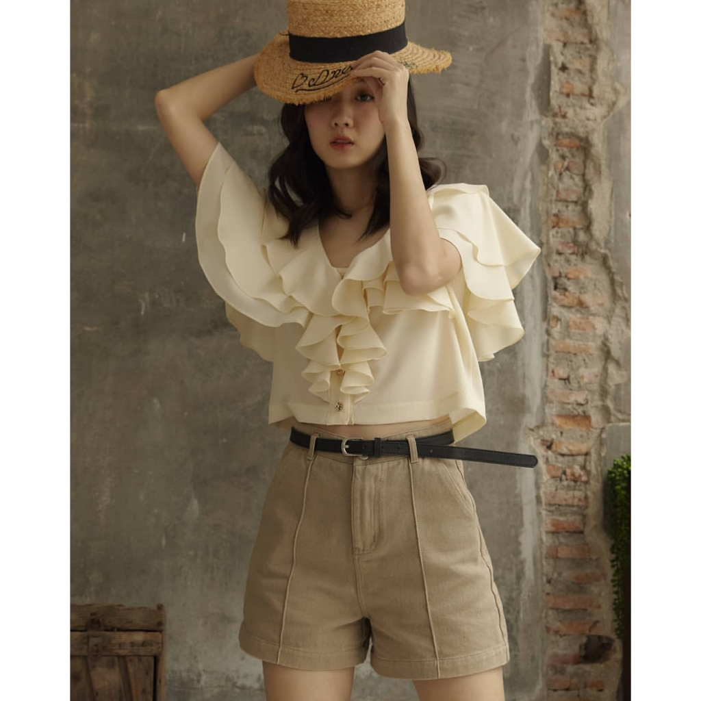 (New) Menar.Studio เสื้อครอบระบายไหล่ สีครีม BarbieMenar