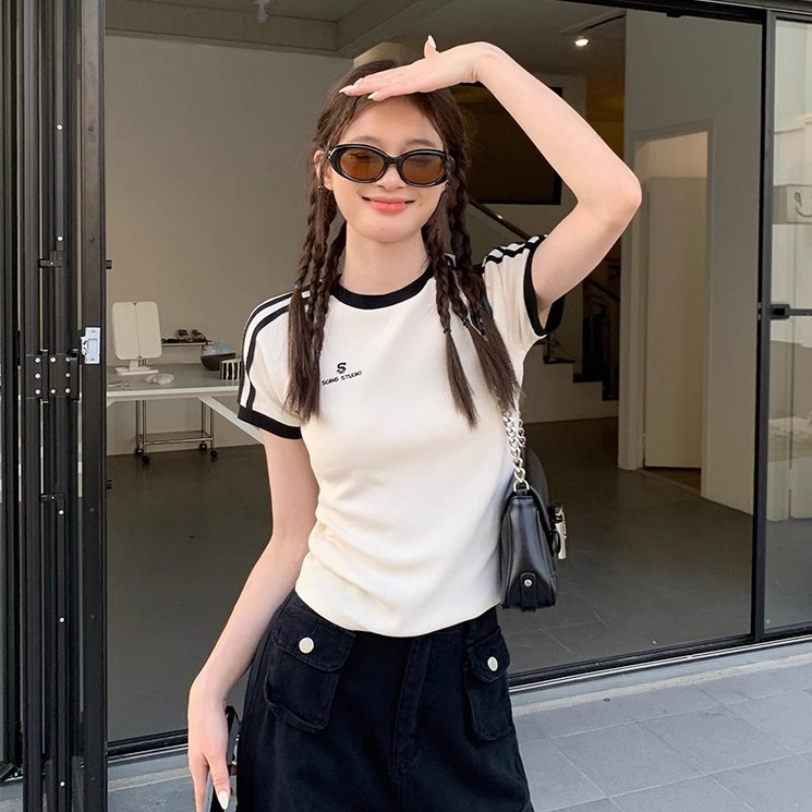 เวอร์ชั่นเกาหลีของผู้หญิงเสื้อยืดสั้นด้านบนขนาดเฉลี่ย