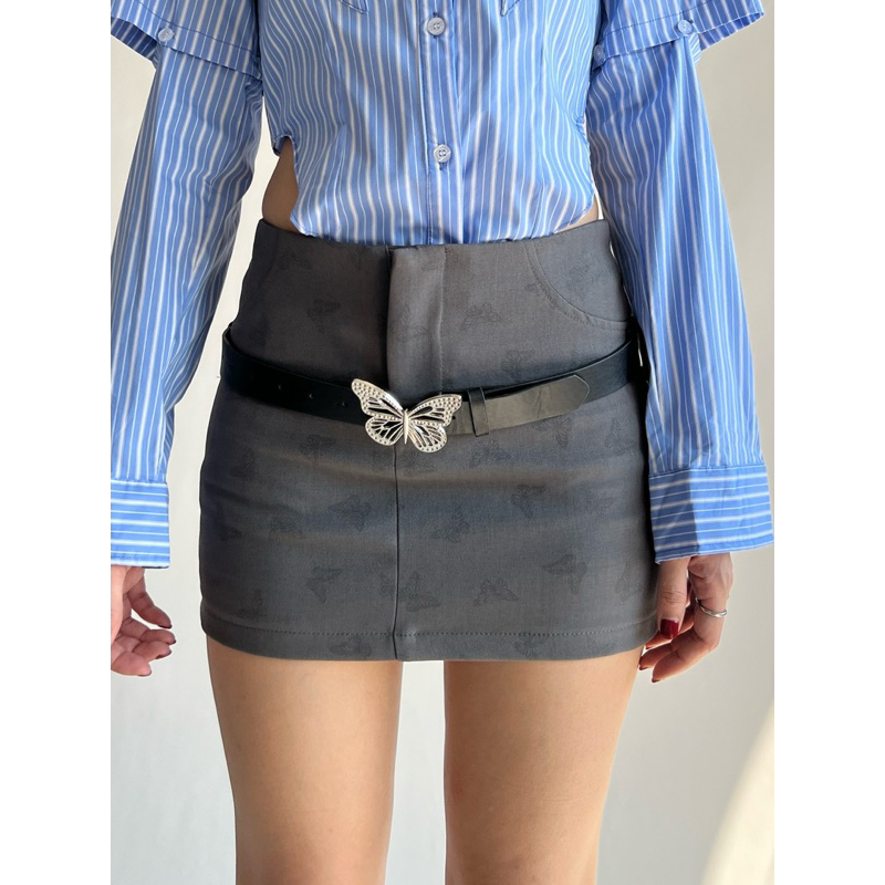 B65 - กระโปรงเอวต่ำสีเทาลายผีเสื้อ และ เข็มขัด