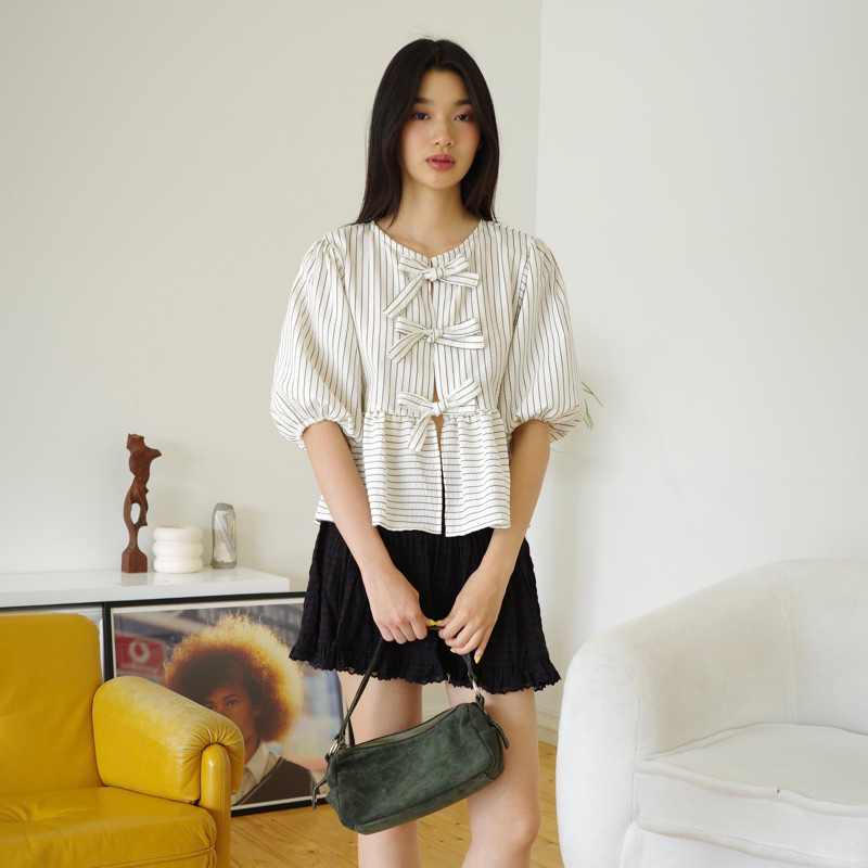 Theremin Fay blouse - cookie & cream เสื้อแขนพองดีเทลผูกโบว์ - ลายทางครีม