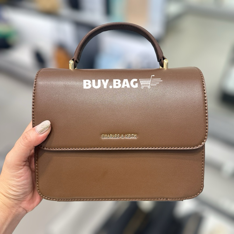 CHARLES & KEITH (ใช้โค้ดลด30%) CK2-80160156 รุ่น BASIC FRONT FLAP CROSSBODY BAG