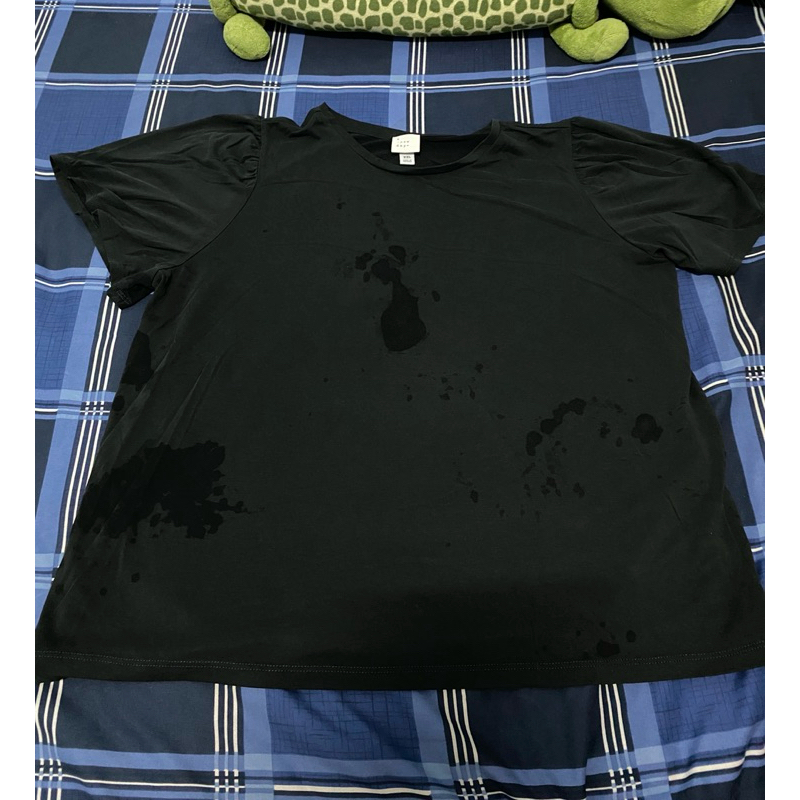 เสื้อยืดมือสอง 22.5“/25” ดำ เรียบ ๆ a . new day