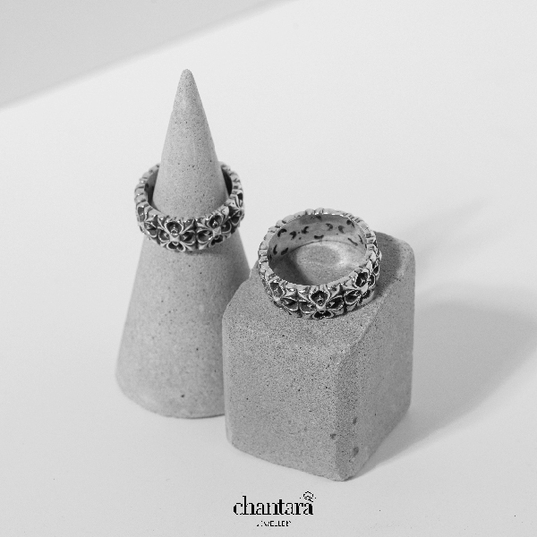 CHANTARA - แหวนลายไม้กางเขน แหวนเงิน "Crucifix II Ring" แหวนคู่ ตัวเรือนเงินรมดำ ฟรีผ้าเช็ด
