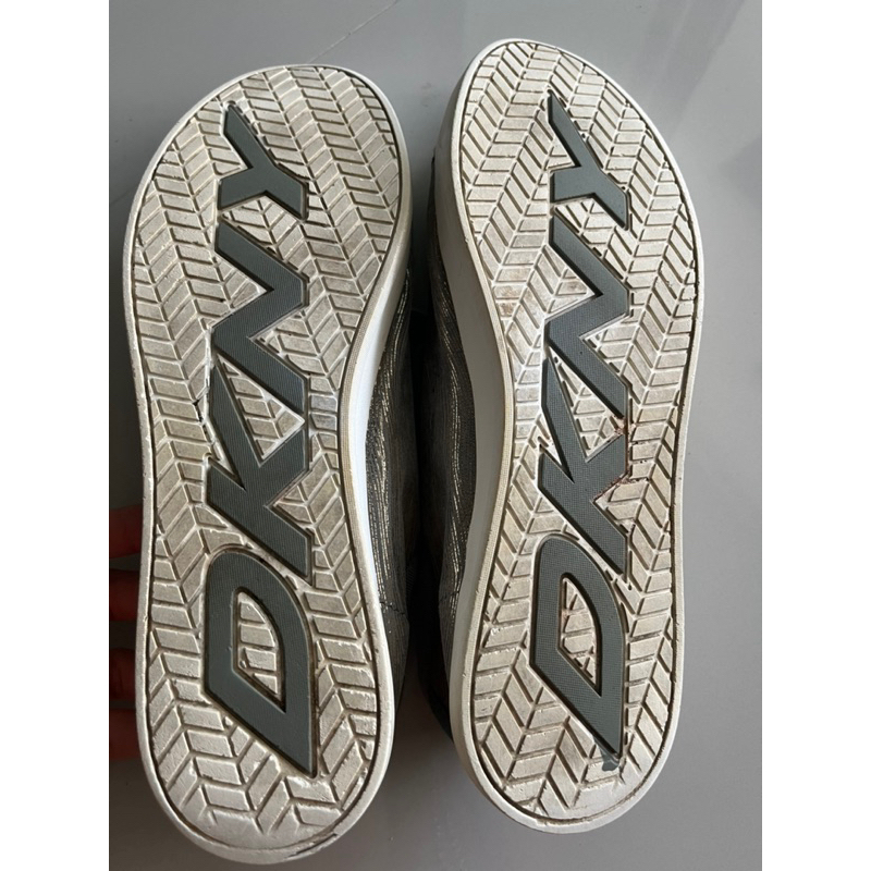 รองเท้า DKNY ความยาวเท้า 25 CM มือสอง