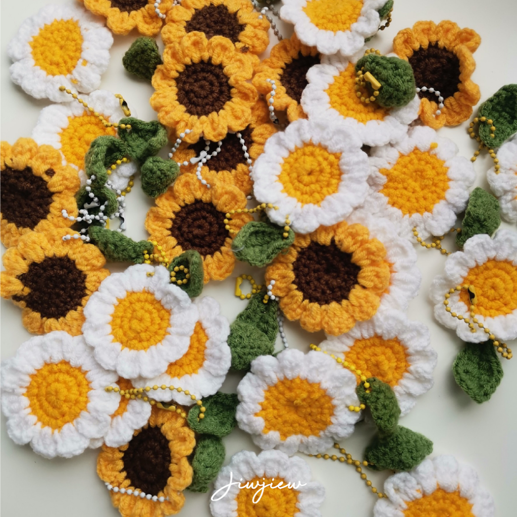 Jiwjiew I Sunflower Daisy with leaves Keyring พวงกุญแจดอกทานตะวัน​ เดซี่ถักไหมพรม​ แฮนด์เมด​​ ของขวัญ​ปัจฉิม​ ของชำร่วย​