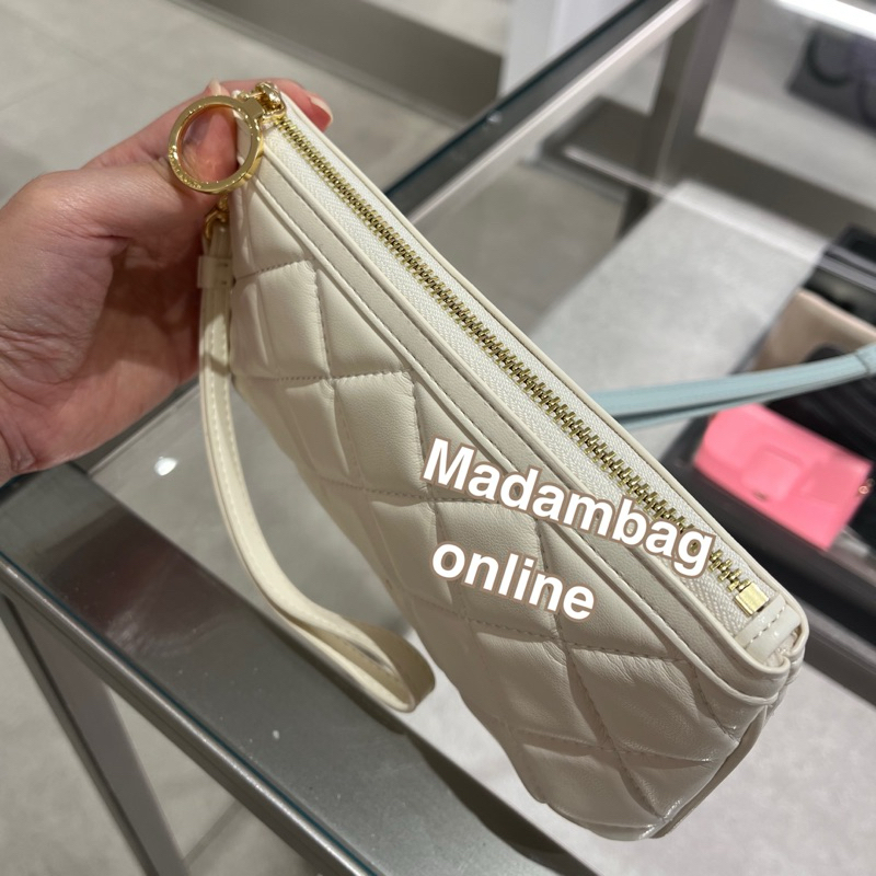 𝗖𝗛𝗔𝗥𝗟𝗘𝗦 & 𝗞𝗘𝗜𝗧𝗛 Cressida Quilted Wristlet กระเป๋าสตางค์ มีสายคล้องมือ