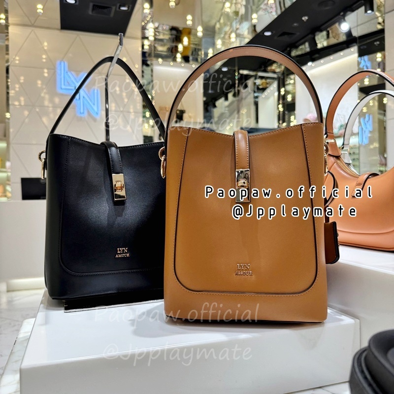 LYN กระเป๋าสะพาย LYN รุ่น VIVE BUCKET BAG  : LL24CBF290 แท้จากชอป พร้อมอุปกรณ์