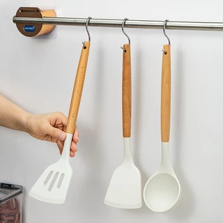 ShopAt.Two[KC-3109] เครื่องครัวซิลิโคน ด้ามไม้ ทนความร้อน ตะหลิว กระบวย ทัพพี สำหรับทำอาหาร