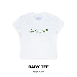 Resign.studio เสื้อยืด Baby tee - Lucky girl