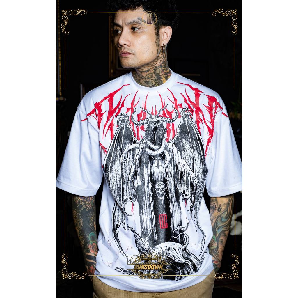 เสื้อยืดคอฟิตสีขาว GUNSDOWN BLACK SHUCK