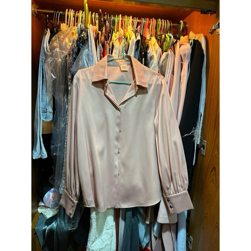 KWANJAI - Off Duty Shirt เสื้อเชิ้ต ผ้าซาติน ทรงแขนพอง