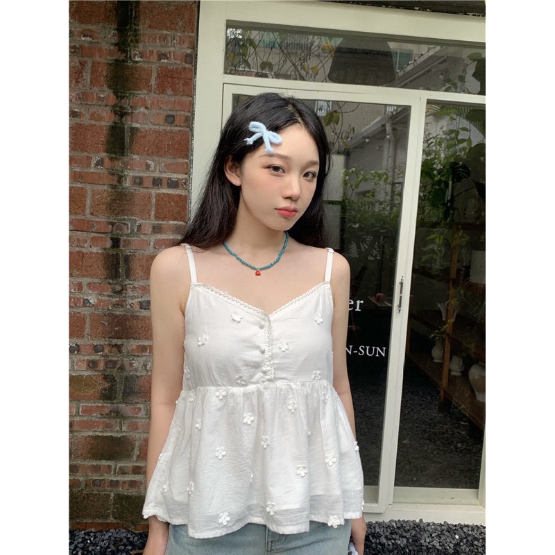 Somedays_closet l พร้อมส่ง Rini Top เสื้อสายเดี่ยวสีขาวทรงพองๆนิดๆคิวท์หวานสไตล์เกาหลี ปักลายดอกไม้