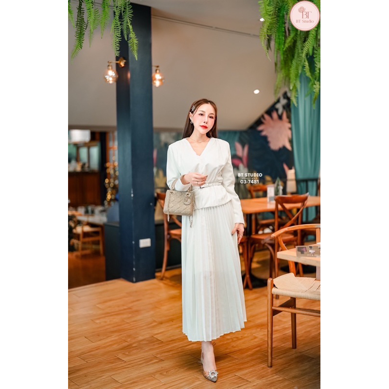 BT 03-7481 เซท 3 ชิ้น เสื้อแขนยาวคอวี มาพร้อมกระโปรงเอวสูงอัดพรีท มีซับในสั้น เข็มขัดเส้นเล็กแมทซ์กัน 3 ชิ้น