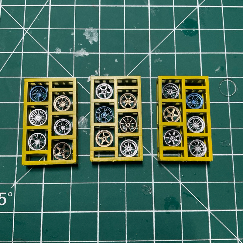 ชั้นโชว์ล้อ(สีเหลือง)ขนาด 4 x 24 x 7 mm สเกล1:64