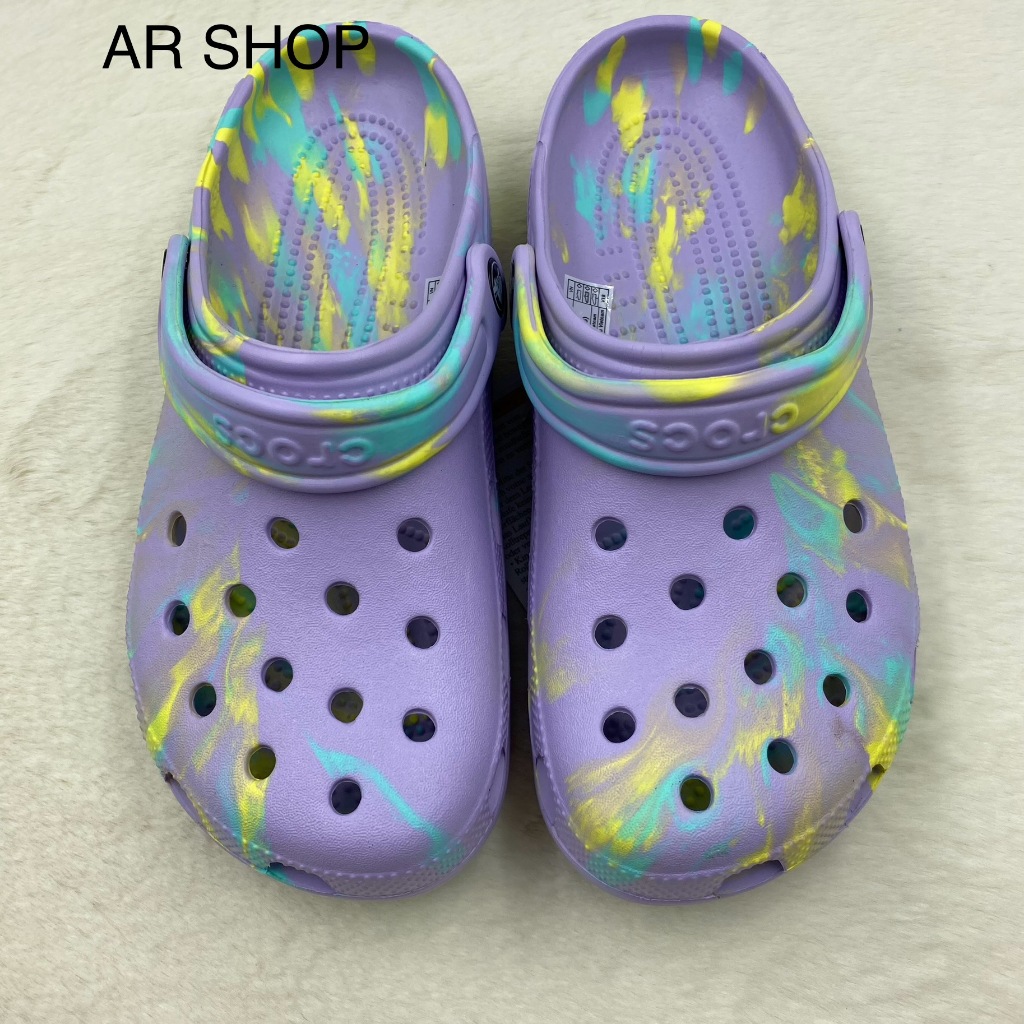 รองเท้าแบบสวม Crocs Classic ลายใหม่สำหรับ ผู้หญิงและผู้ชาย งานสวยน้ำหนักเบามากใส่ทนใส่สบายใส่แล้วไม่เจ็บเท้าค่ะ