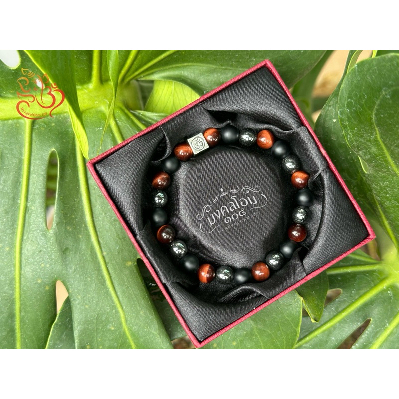 กำไลข้อมือหิน รุ่น The Lucky Three 8 มิล  [LK08-01] มงคลโอม + Red tiger + Onyx + Hematite