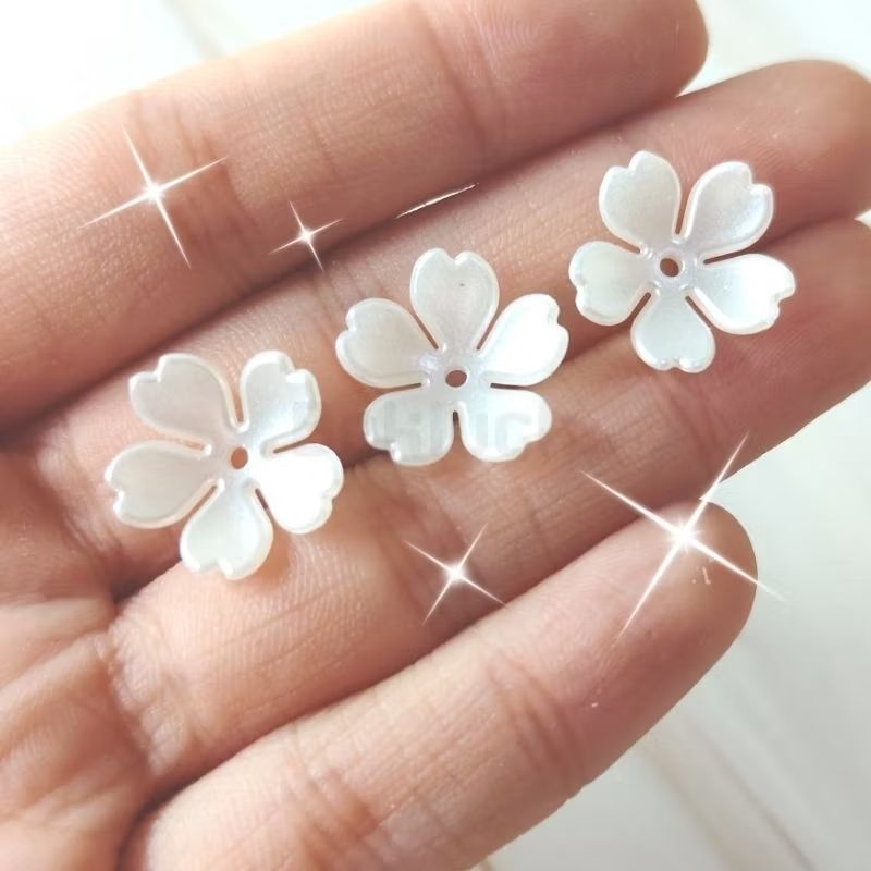 ลูกปัดดอกซากุระมุก 50/100ชิ้น