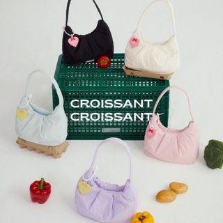 กระเป๋าสะพายข้างกันน้ำ Croissant bag🥐 by asissy.club