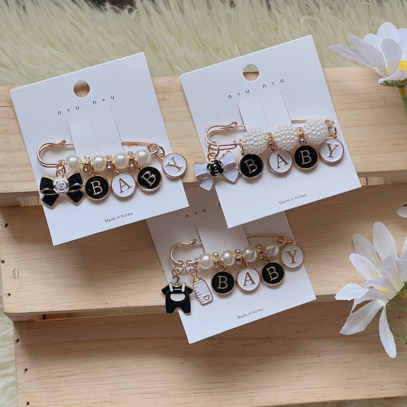 เข็มกลัดคนท้อง งานสลับสี ขนาด 5.5 เซนติเมตร