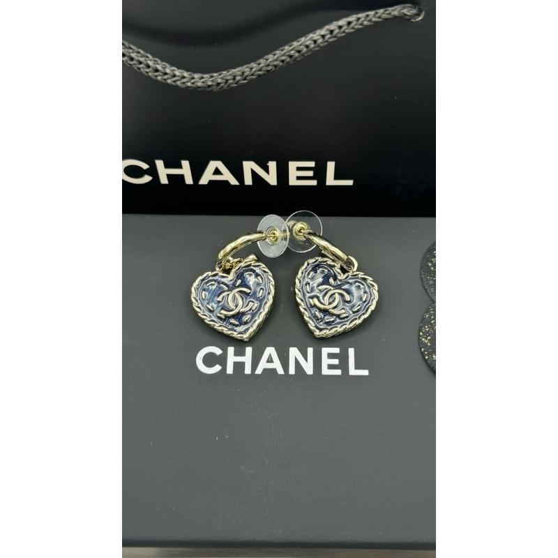 New Chanel Earrings Original 1:1 ภาพถ่ายจากสินค้าจริง งานตรงปก ขนาด: 2.3x3.8 cm. สี: อะไหล่ทองอ่อน สีน้ำเงิน