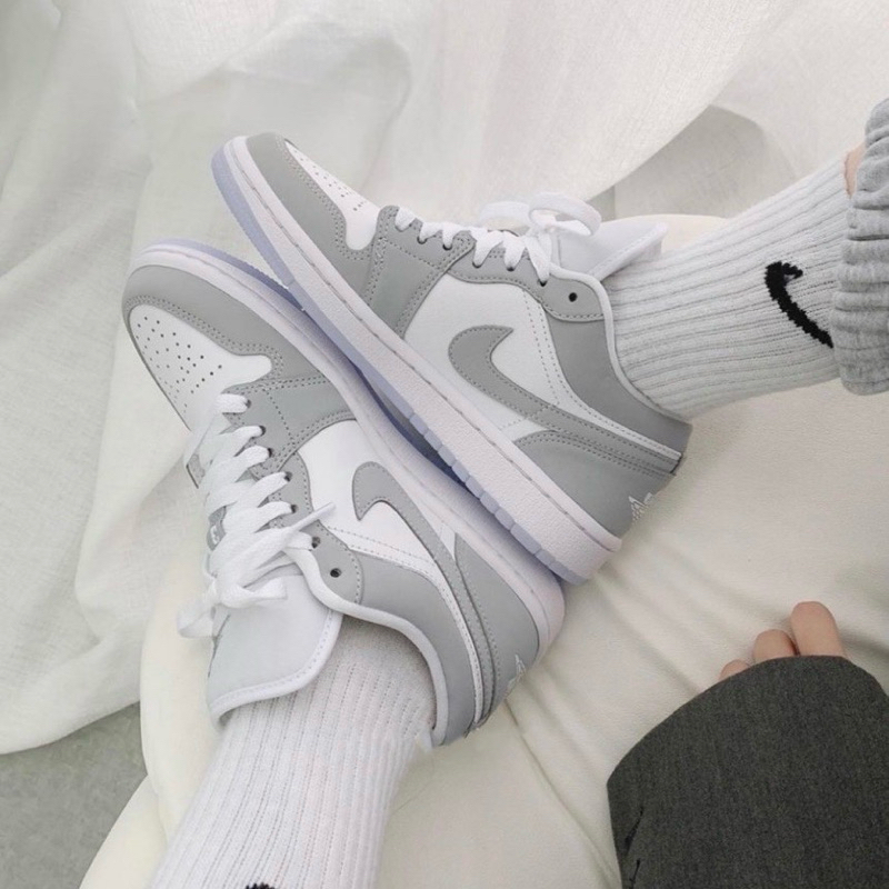 [รอสินค้า 2-5วัน] NIKE W Jordan 1 Low White Wolf Grey แท้ 100% (DC0774-105)