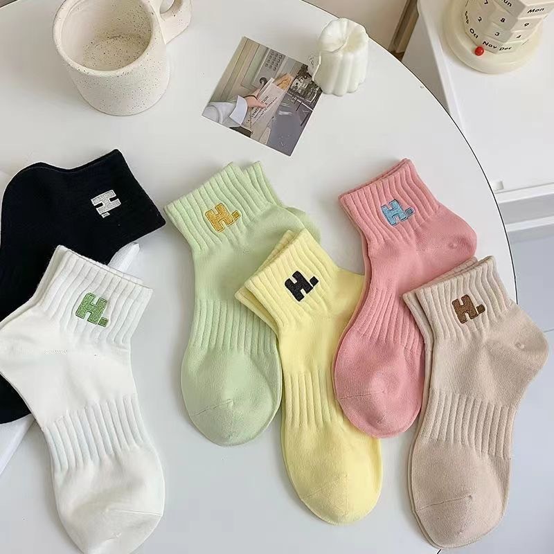 ถุงเท้าข้อสั้น สีพื้นพร้อมแพ็คเกจสุดน่ารัก แบบคละสี 10 คู่ W10