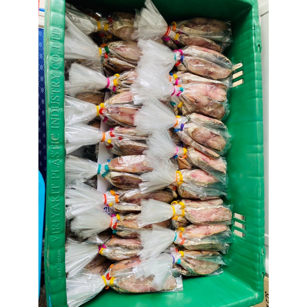 ปลาอินทรีเค็ม ช่อละ10ชิ้น และ ช่อละ 5ชิ้น ปลาอินทรีย์ทำจากในเรือ น้ำหนักต่อช่อ 250-300 กรัม คละชิ้น หอมอร่อย ราคาถูก