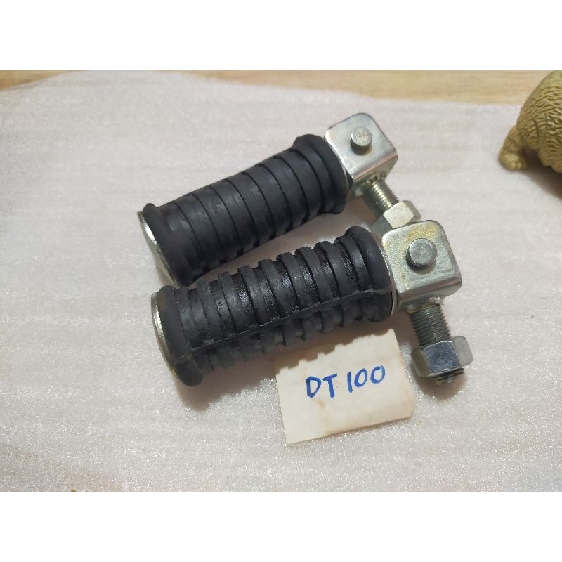 ืยามาฮ่า พักเท้าหลัง Yamaha DT100 เหล็กยึด+ยางคุณภาพดี เทียบแท้ คู่ละ 150 บาท