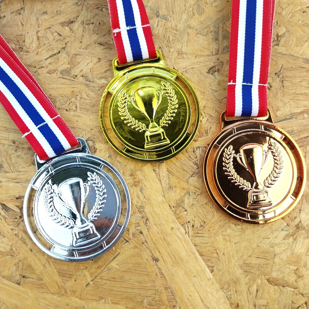 เหรียญรางวัล แบบแปะโลโก้ได้ ทรงกลม รูปถ้วยรางวัล  เหรียญกีฬาสี เหรียญรางวัลพลาสติก กีฬาสี แข่งขัน 1 ชิ้น พร้อมสายคล้องคอ