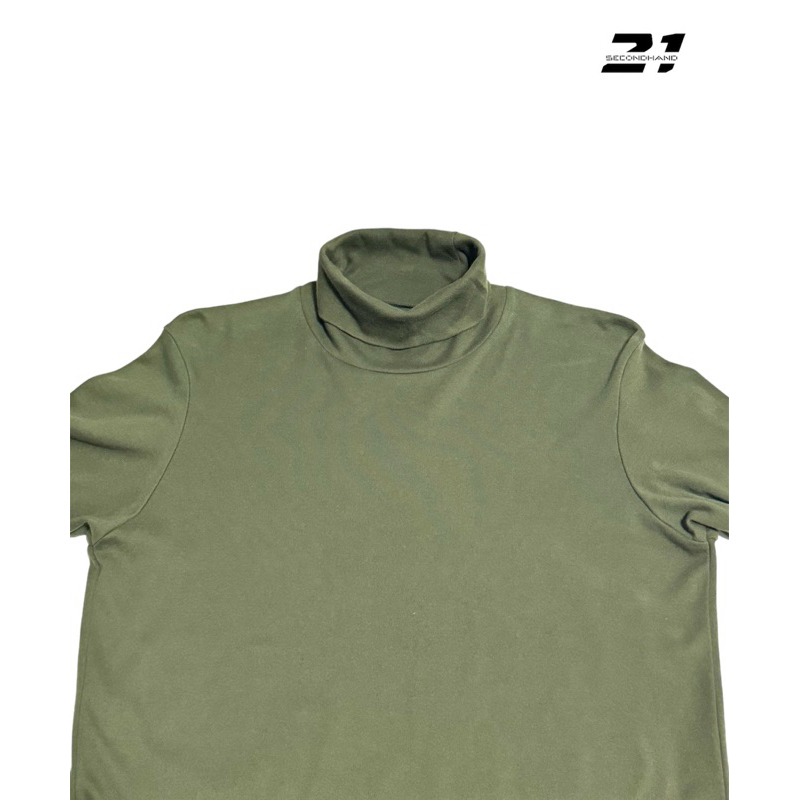 21SECONDHAND เสื้อคอเต่ามือสองใส่เอง เเขนยาว คอเต่า จากแบรนด์ Uniqlo