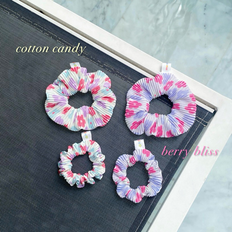 BERRY BLISS scrunchies | ยางมัดผม ยางรัดผม ลายดอกไม้ ผ้าอัดพลีท ม่วนใจ๋ |muanjia.studio