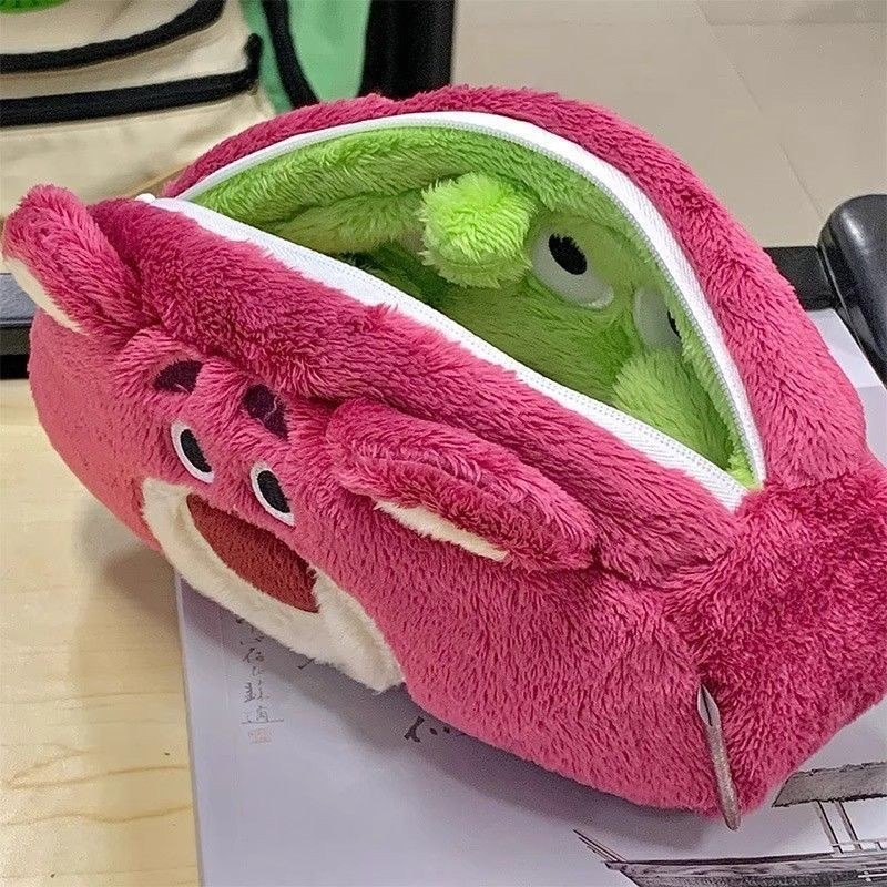 Greenman กระเป๋าดินสอ กระเป๋าเครื่องสําอาง สตรอเบอรี่หมี ผ้ากํามะหยี่ขนนิ่ม สําหรับนักเรียน มีให้เลือกทั้ง 2 ฝั่ง Lotso