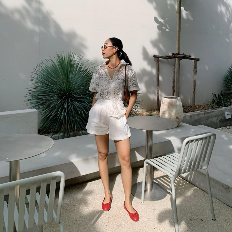 เสื้อเชิ้ตลูกไม้ถัก แขนสั้นสีขาวครีม เนื้อนุ่ม จากร้าน pplain.pp เอามาแมทช์ให้ glam หรือใส่เป็นเสื้ิ