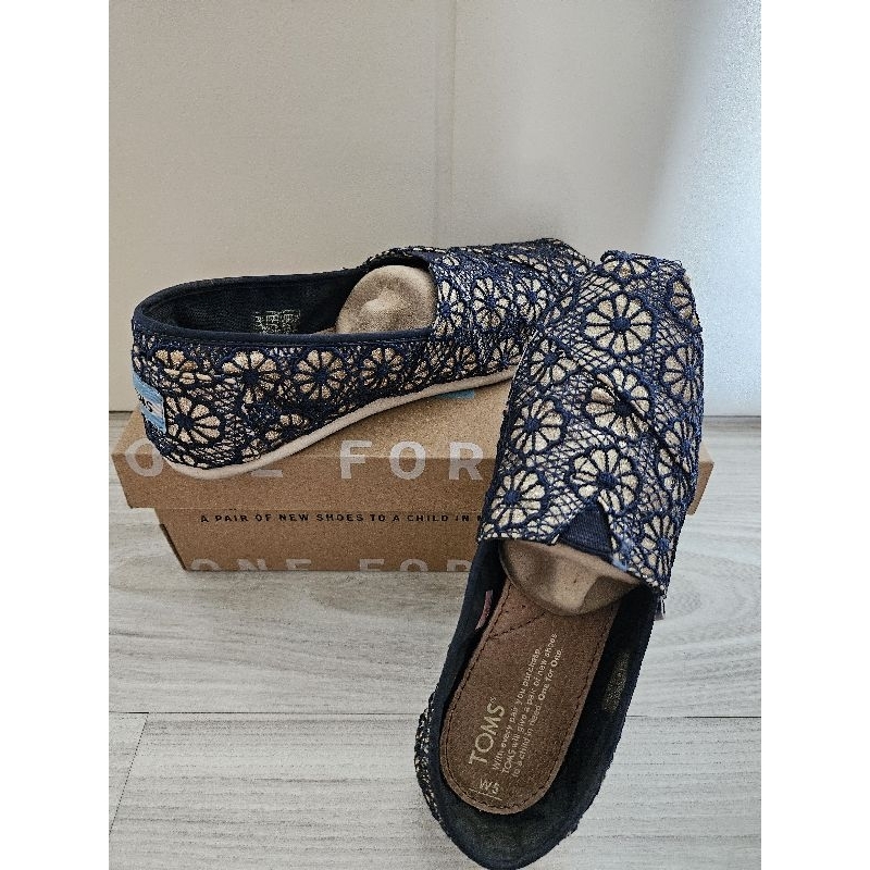 รองเท้าผ้าใบ TOMS (มือสอง)