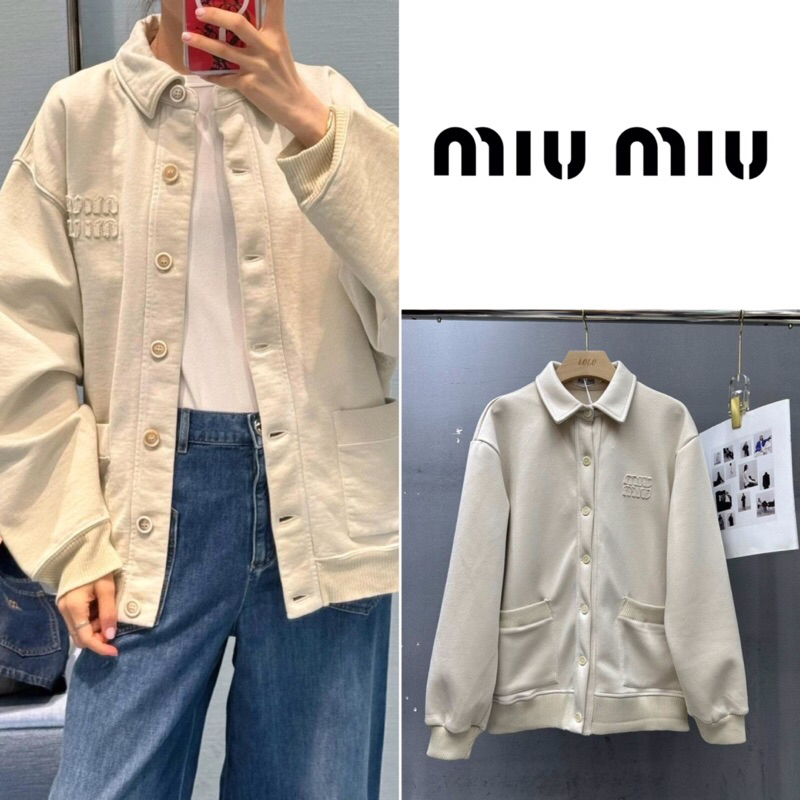 เสื้อคลุมคอปกแขนยาว Miu Miu สีครีมช่วงอกปักโลโก้แบรนด์