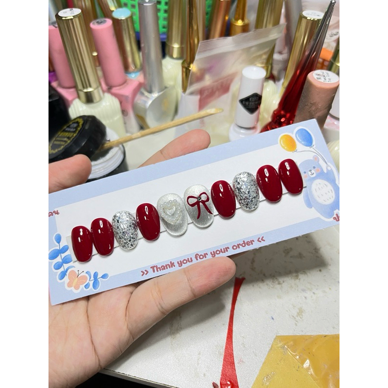 เล็บเจลลายโบว์ สีแดงติดเพรชทรงเล็บแอลม่อนสั้นทรงอ้วน เหมาะกับคนเล็บใหญ่ทำใหม่ทุกชิ้นรองาน1-3วัน