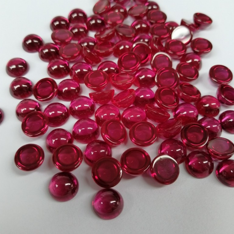 พลอยSyntheticหรือพลอยอัดสีแดงเบอร์5กลมใสเจียหลังเบี้ยขนาด10mm