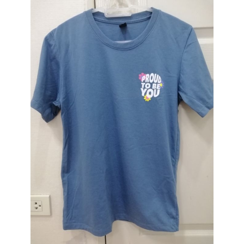 เสื้อยืดแขนสั้น คอกลม ขนาดอก 32 นิ้ว ความยาว 23 นิ้ว สภาพดี ใส่น้อยครั้ง