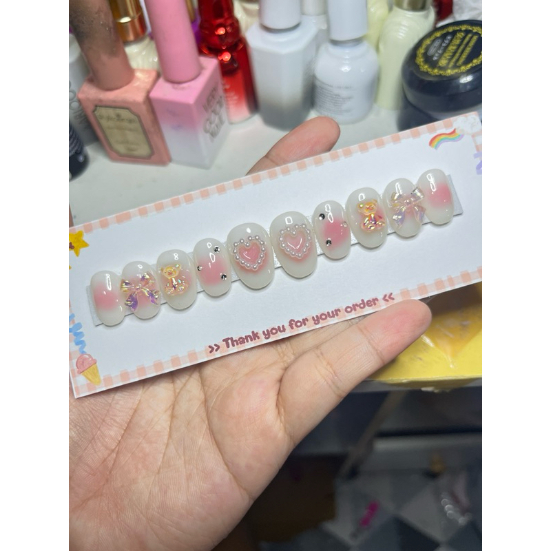เล็บปลอมทรงแอลม่อนสั้นติดอะไหล่น่ารักแถมอุปกรณ์ติด