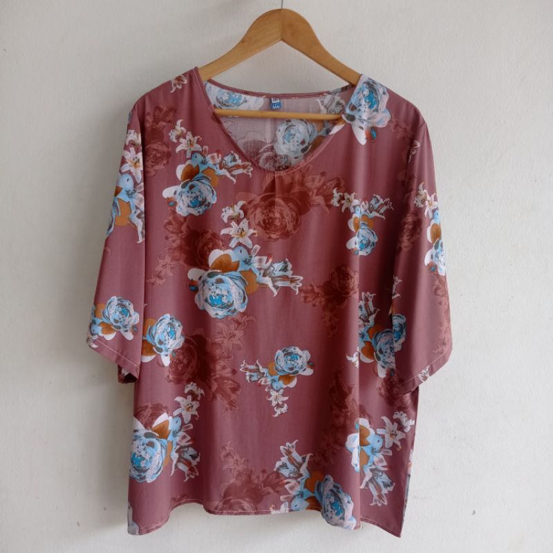 *รหัส ส463 เสื้อ อก 46 นิ้ว,49 นิ้ว ผ้าสปัน สีน้ำตาล(โอวัลติน) พิมพ์ลายดอกสีฟ้า แขนสั้น