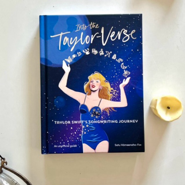 Into the Taylor-verse หนังสือว่าด้วยบทวิเคราะห์เนื้อเพลงของ เทย์เลอร์ สวิฟต์